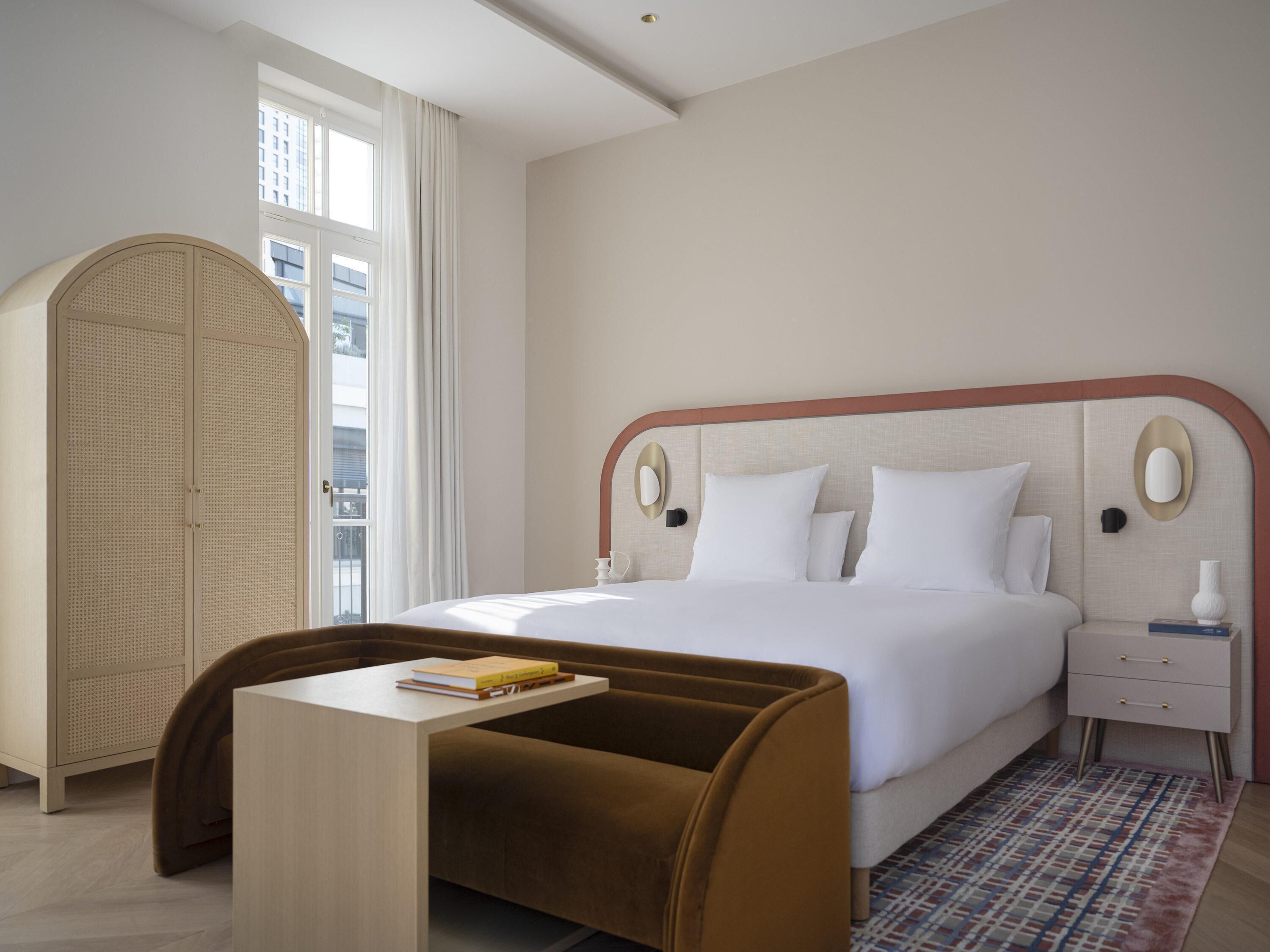 Minibar con artículos gratuitos y caja de seguridad en la habitación 