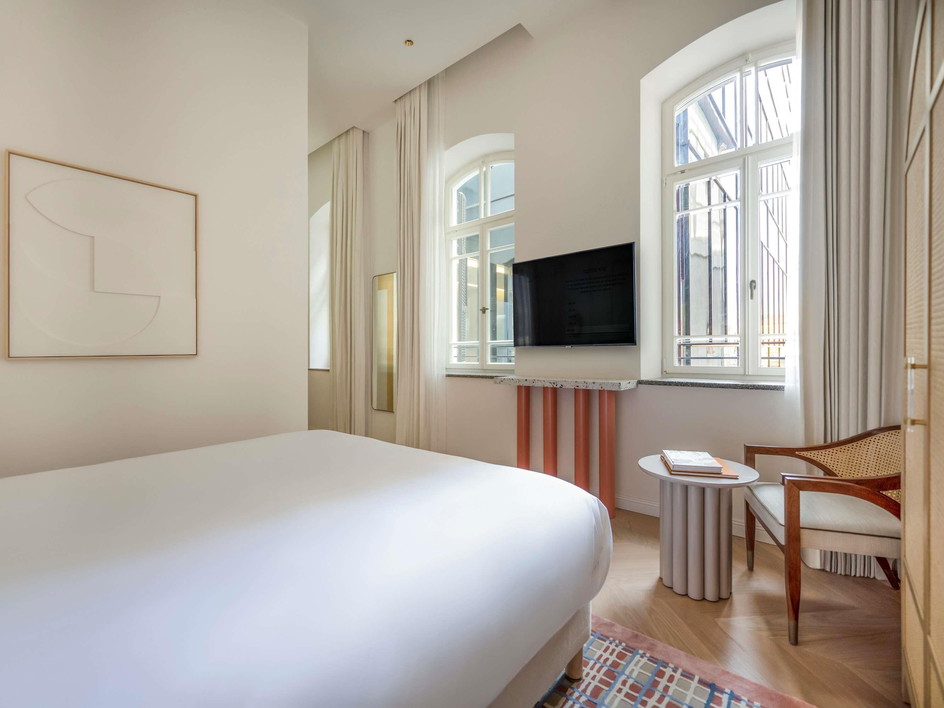 Minibar con artículos gratuitos y caja de seguridad en la habitación 