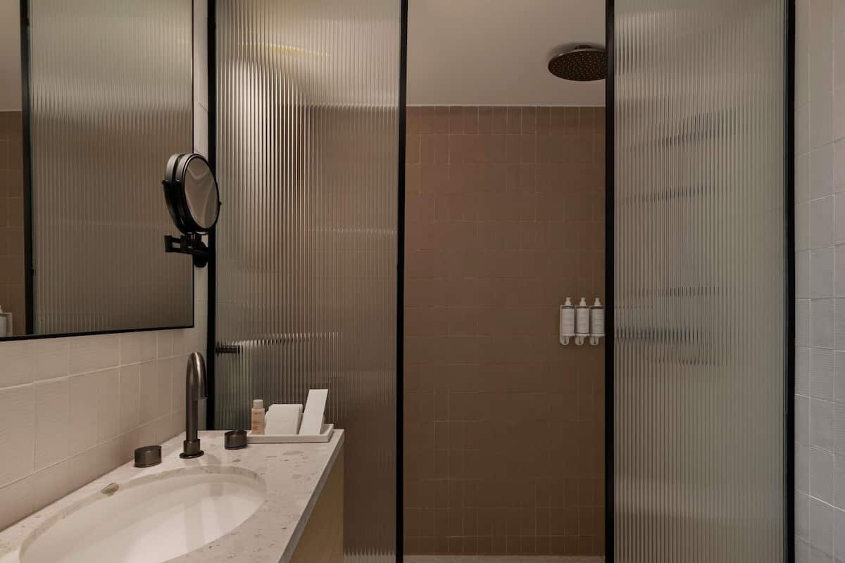 Quarto executivo, 1 cama King, vista para o mar | Frigobar (abastecido com itens grátis), cofres nos quartos