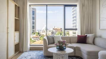 Suite, vistas al mar | Minibar con artículos gratuitos, caja fuerte, cortinas opacas