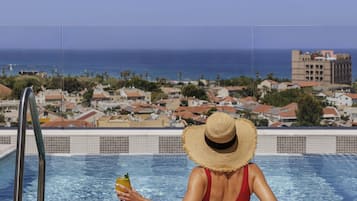 Una piscina al aire libre de temporada, camas de piscina gratis