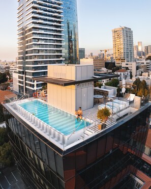 Piscina externa sazonal, funciona das 10h às 17h, barracas de cortesia