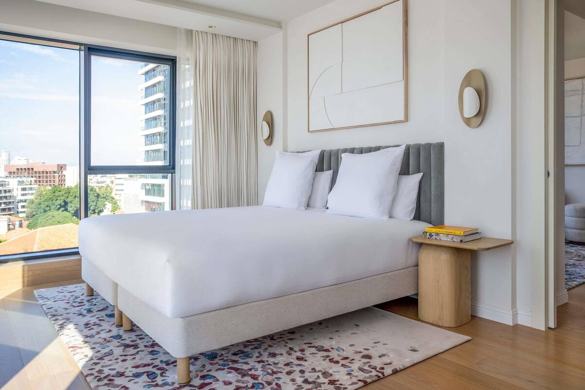 Suite, vista al mar | Artículos del minibar gratis y caja de seguridad en la habitación