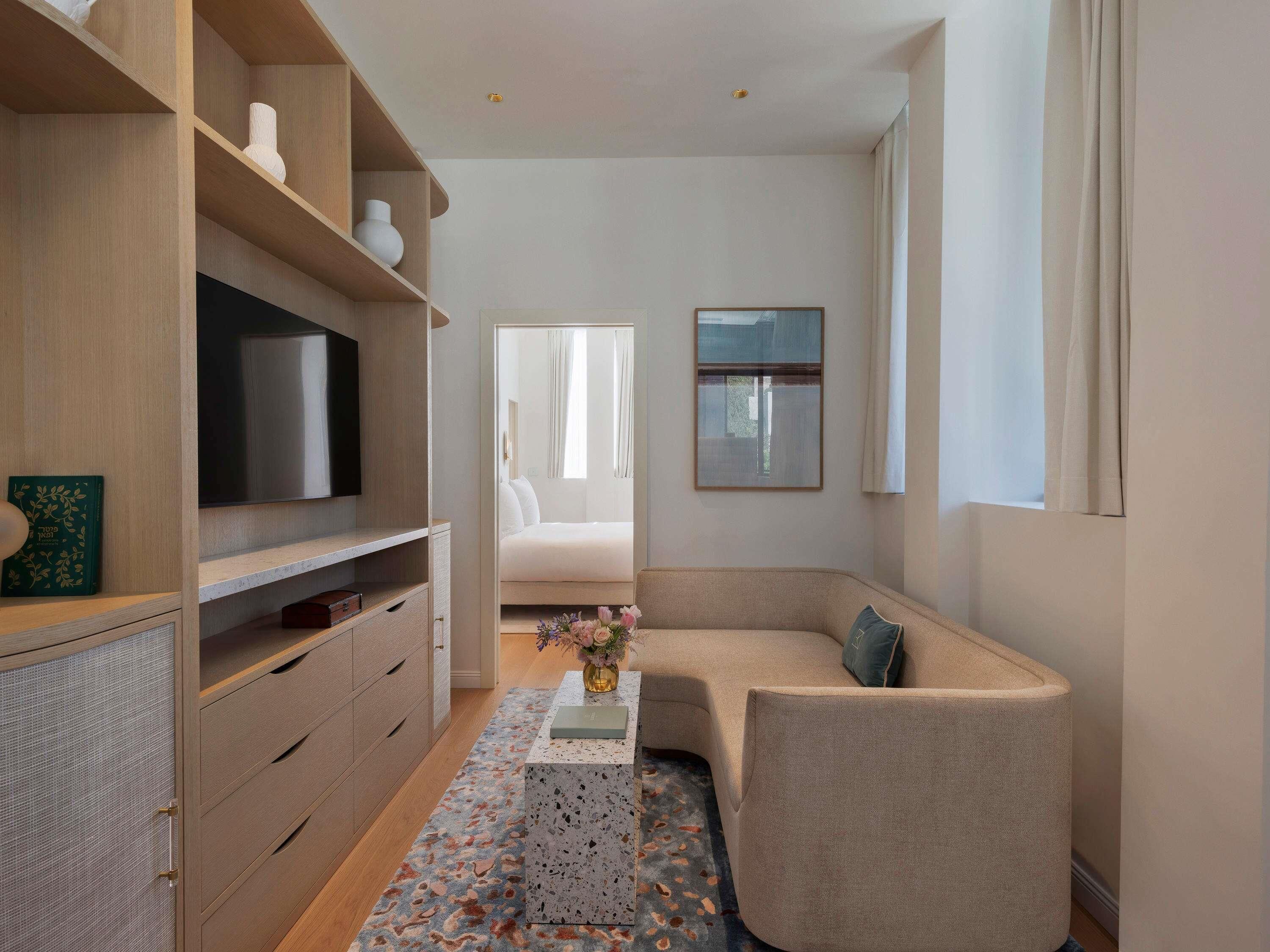 Suite, 1 très grand lit (Menachem) | Articles de minibar gratuits, coffre-fort, rideaux d’obscurcissement