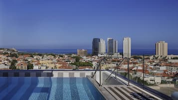 Una piscina al aire libre de temporada, cabañas de piscina gratuitas