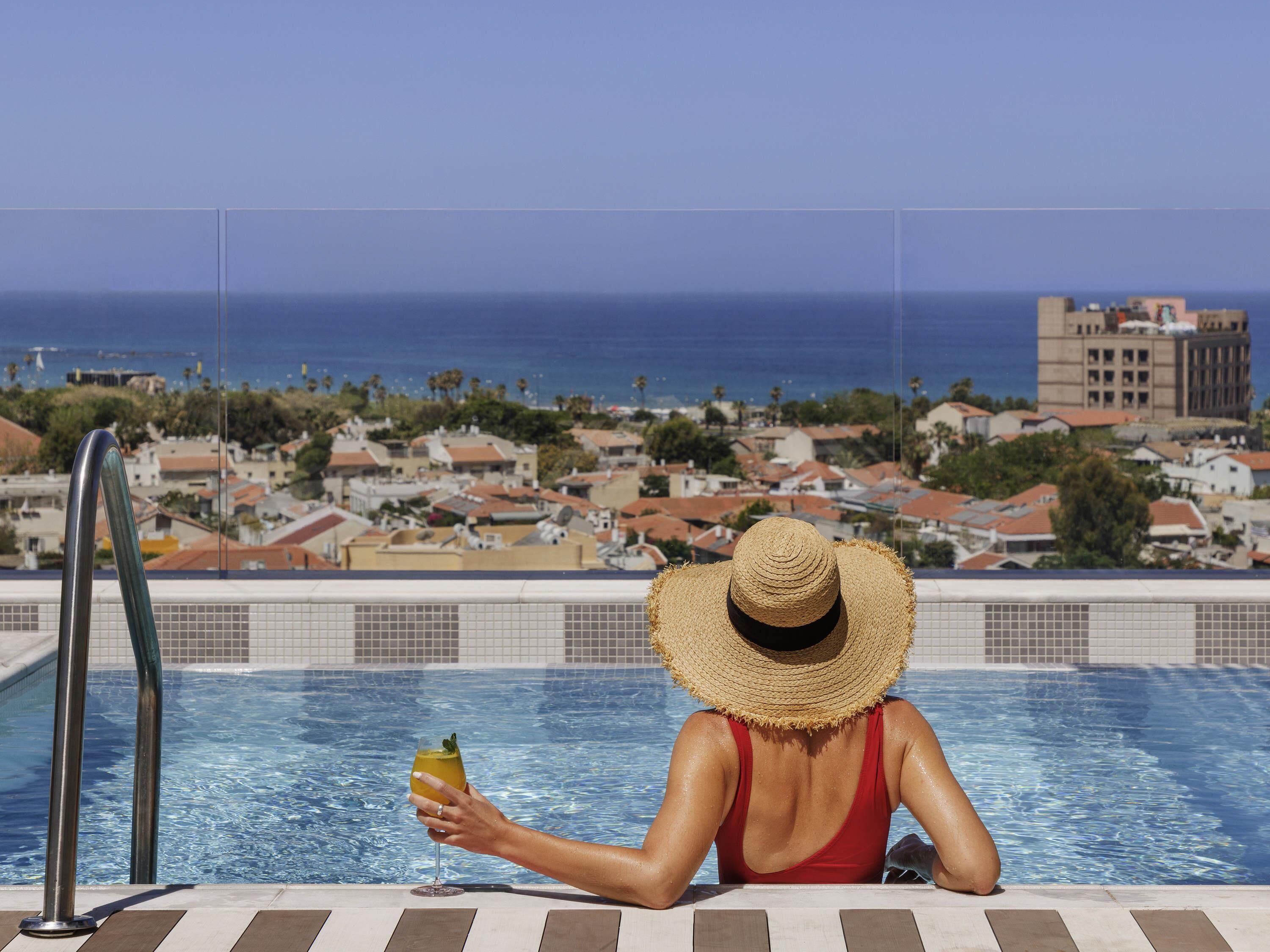 Una piscina al aire libre de temporada, cabañas de piscina gratuitas