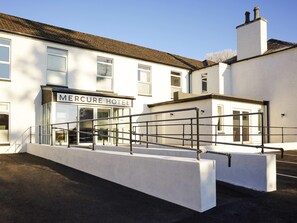 A Mercure Hotel with a modern facade, large windows, and a prominent entrance. - Mercure Dumfries Cargenholm House (Dumfries)