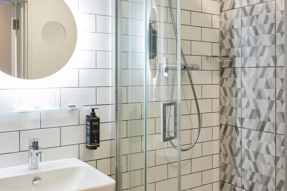 Bureau, espace de travail pour ordinateur portable, Wi-Fi gratuit