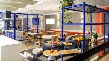 Daily buffet breakfast (BRL 35 per person)