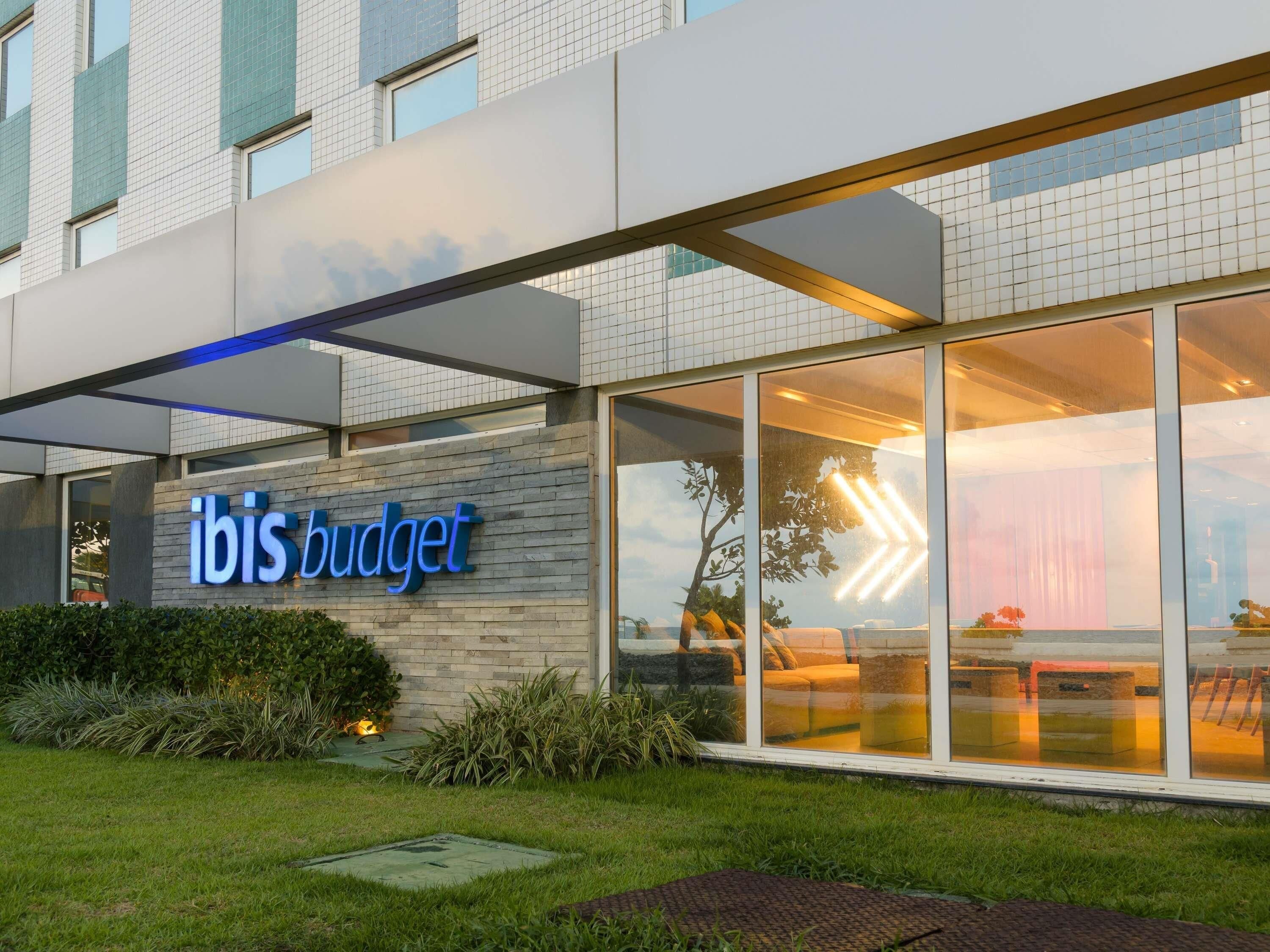 Un edificio moderno con un cartel que dice 'ibis budget'.