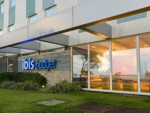 A modern building with a sign reading 'ibis budget.' - ibis budget Recife Jaboatão (Jaboatão dos Guararapes)