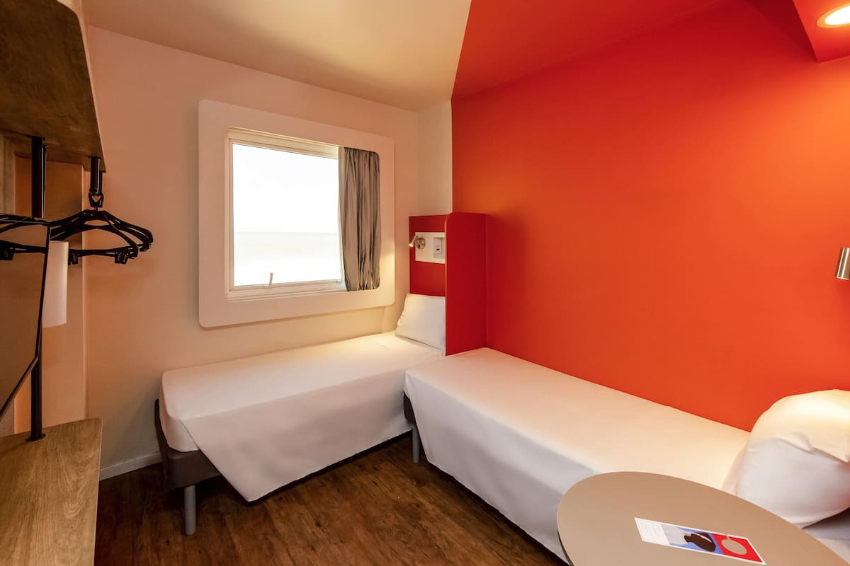 Yksilöllisesti sisustettu, yksilöllisesti kalustettu, pimennysverhot