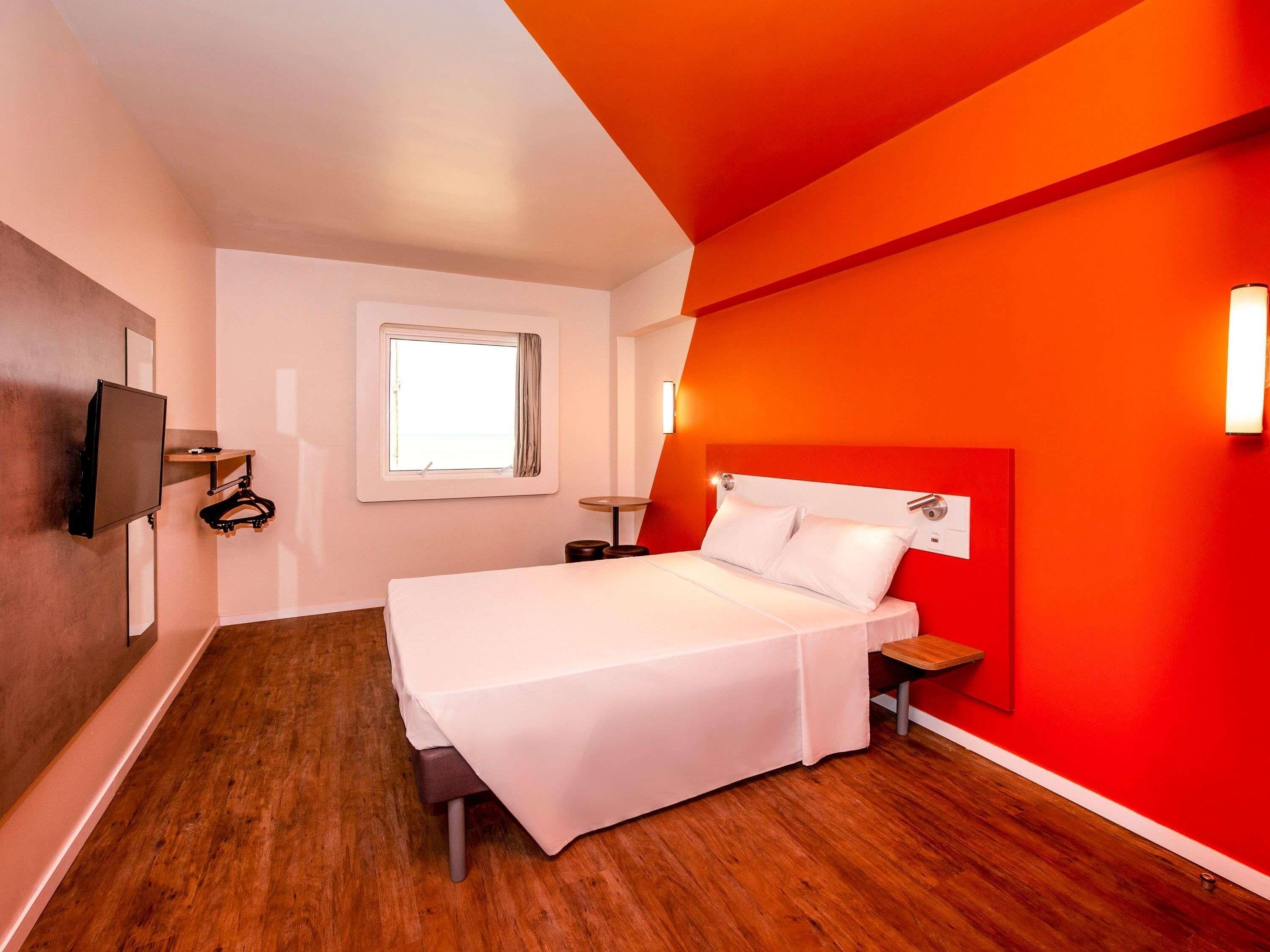 Habitación estándar, 1 cama matrimonial | Decoración personalizada, muebles diferentes y cortinas blackout 