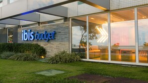 A modern building with a sign reading 'ibis budget.' - ibis budget Recife Jaboat ão (Jaboatão dos Guararapes)