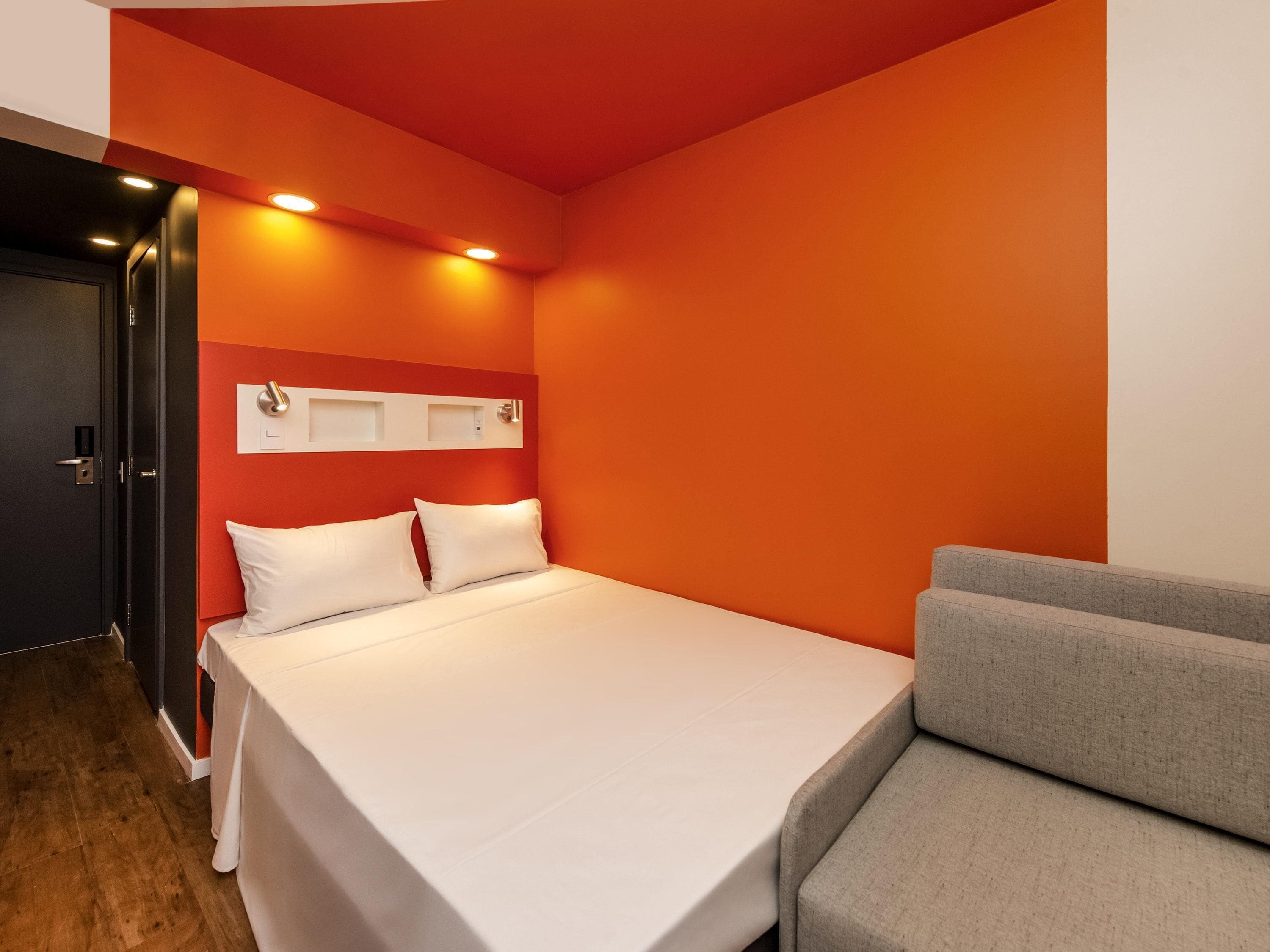 Standardrum - 1 dubbelsäng med bäddsoffa | Individuell inredning, unika möbler och mörkläggningsgardiner