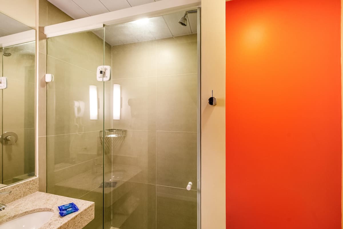 Decoración personalizada, muebles diferentes y cortinas blackout