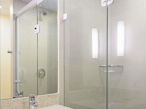 Decoració individual, mobiliari individual i cortines opaques 