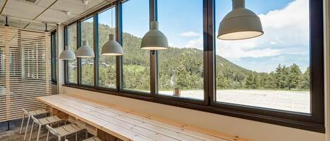 Melayani sarapan, makan siang, dan makan malam