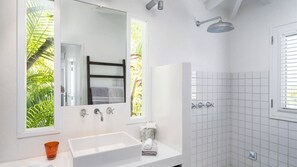 Douche, serviettes fournies