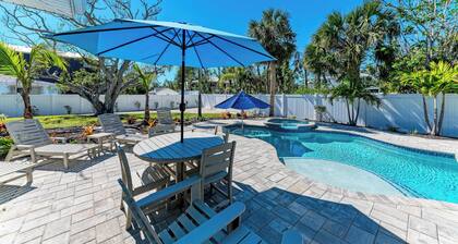 Wave n Sea - Close to the Beach with Pool - Anna Maria Island - By Island Real E