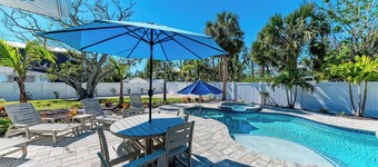 Wave n Sea - Close to the Beach with Pool - Anna Maria Island - By Island Real E