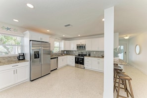 Fridge, microwave, stovetop, dishwasher