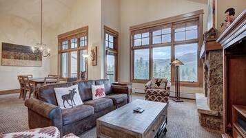 Condo, 3 quartos | Sala de estar