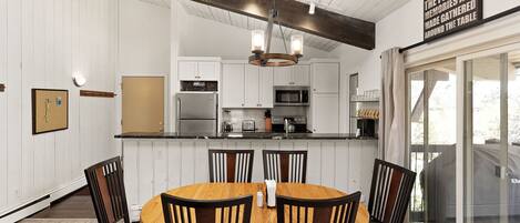 Condo, 3 Bedrooms | Private kitchen | Fridge, oven, coffee/tea maker, toaster