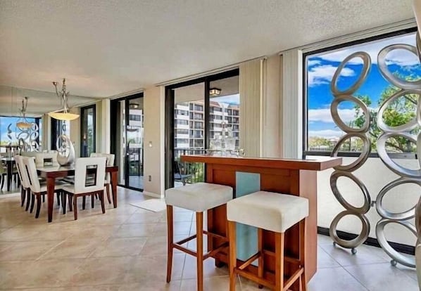 Dining - Modern 2BR 2B Condo on the Intracoastal. 90 Day Rental min. (Boca Raton)