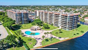 Un hôtel de grande hauteur doté de nombreux balcons, d’une piscine centrale et offrant une vue sur le front de mer.