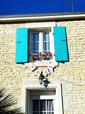 Exterior detail - Ideal for relaxing, visiting the marshes, overlooking the pool, gardens, boating, cycling... (Saint-Hilaire-la-Palud)