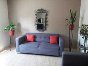 TV, ping pong, books - Ideal for relaxing, visiting the marshes, overlooking the pool, gardens, boating, cycling... (Saint-Hilaire-la-Palud)