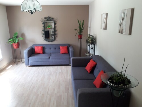Ideal for relaxing, visiting the marshes, overlooking the pool, gardens, boating, cycling...