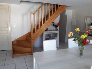Dining - Ideal for relaxing, visiting the marshes, overlooking the pool, gardens, boating, cycling... (Saint-Hilaire-la-Palud)