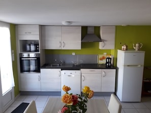 Fridge, microwave, oven, stovetop - Ideal for relaxing, visiting the marshes, overlooking the pool, gardens, boating, cycling... (Saint-Hilaire-la-Palud)
