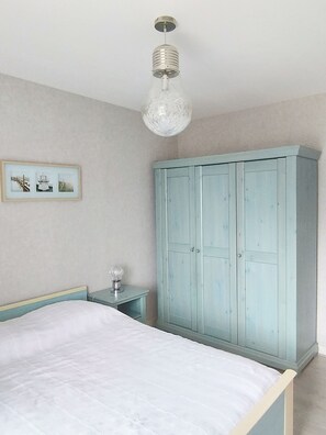 2 bedrooms, iron/ironing board, travel cot, free WiFi - Ideal for relaxing, visiting the marshes, overlooking the pool, gardens, boating, cycling... (Saint-Hilaire-la-Palud)