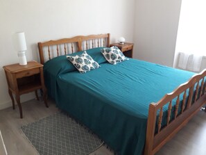 2 bedrooms, iron/ironing board, travel cot, free WiFi - Ideal for relaxing, visiting the marshes, overlooking the pool, gardens, boating, cycling... (Saint-Hilaire-la-Palud)