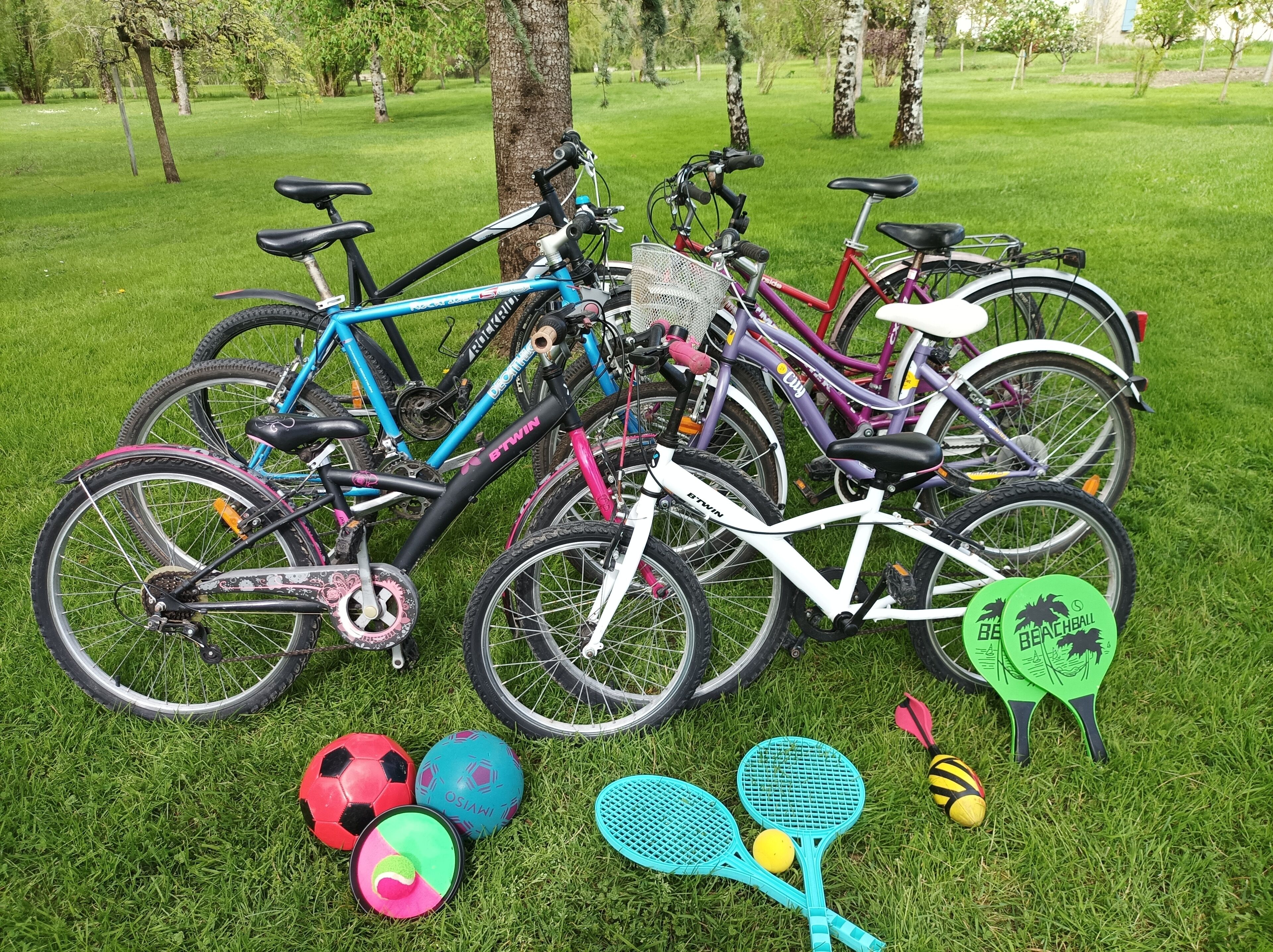Zona verde con bicicletas y equipo deportivo.
