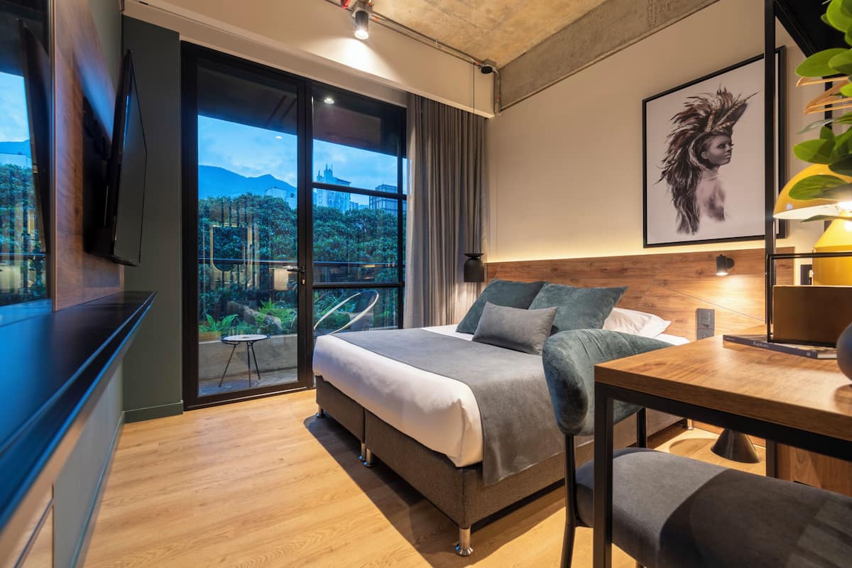 Habitación M Estándar con balcón | Biancheria da letto di alta qualità, una cassaforte in camera