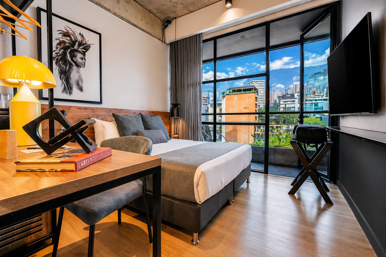 Habitación M Estándar con balcón | أغطية فراش متميزة وخزنة داخل الغرفة وستائر تعتيم وواي فاي مجانًا