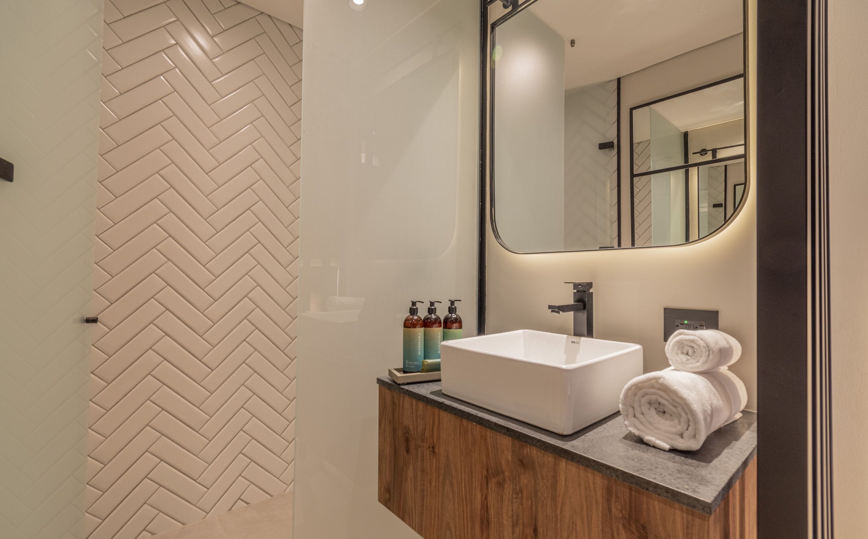 habitación s estándar | bathroom | shower, rainfall showerhead, hair dryer, towels