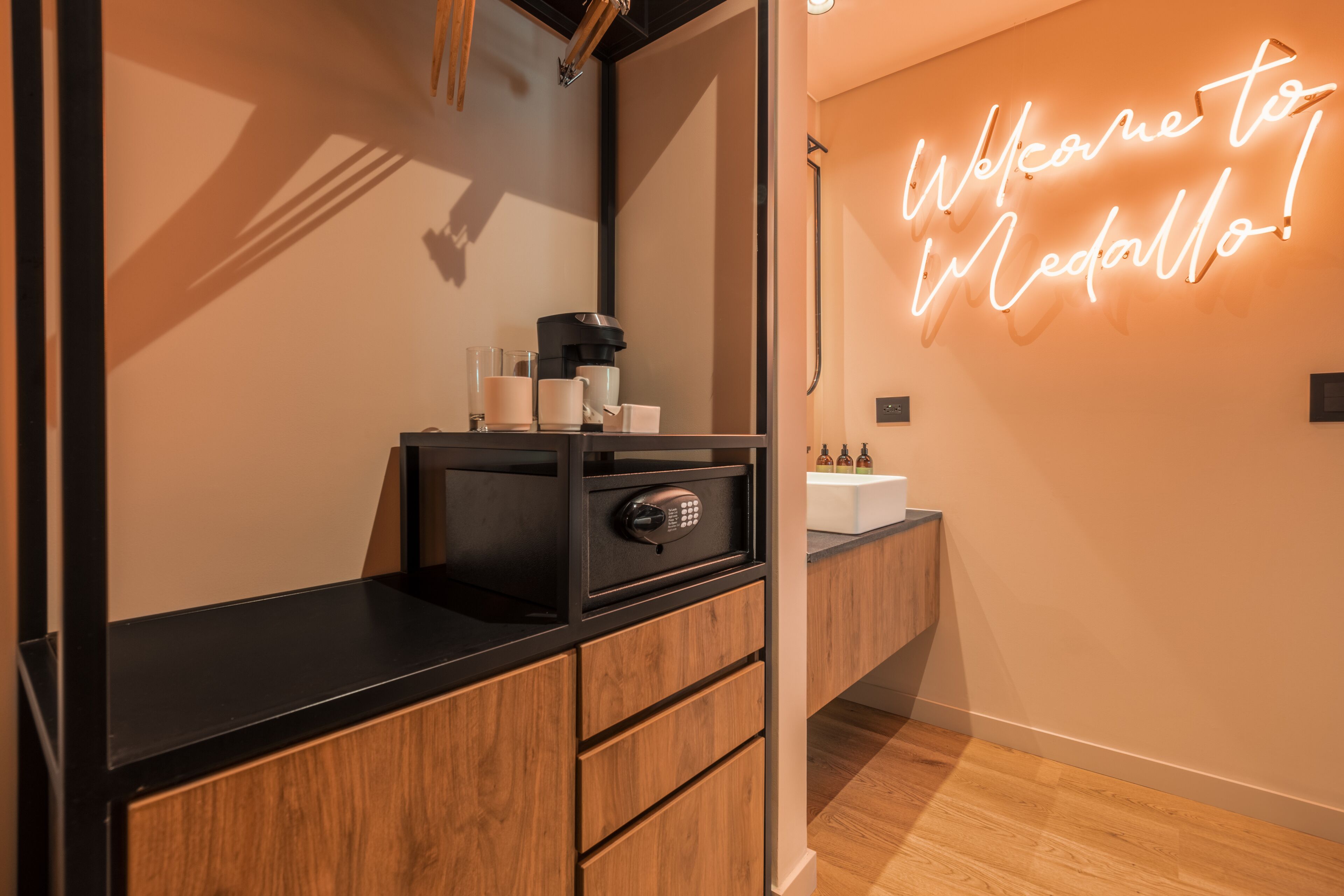 Chambre Royale | Salle de bain | Douche, douche à « effet pluie », sèche-cheveux, serviettes fournies