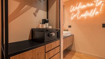 Habitación Royal | Baño | Regadera, regadera tipo lluvia, secadora de cabello, toallas