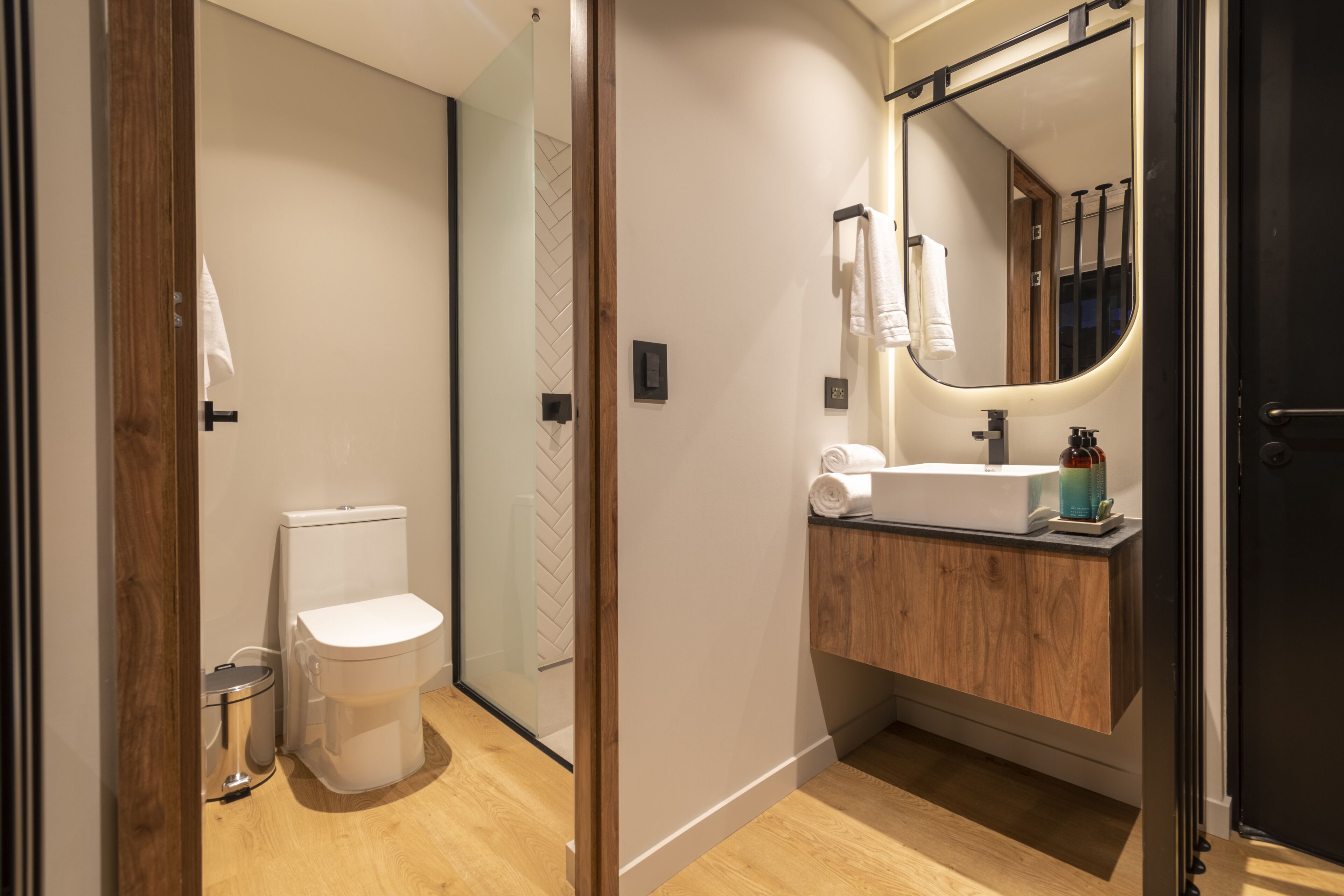 habitación m estándar con balcón | bathroom | shower, rainfall showerhead, hair dryer, towels