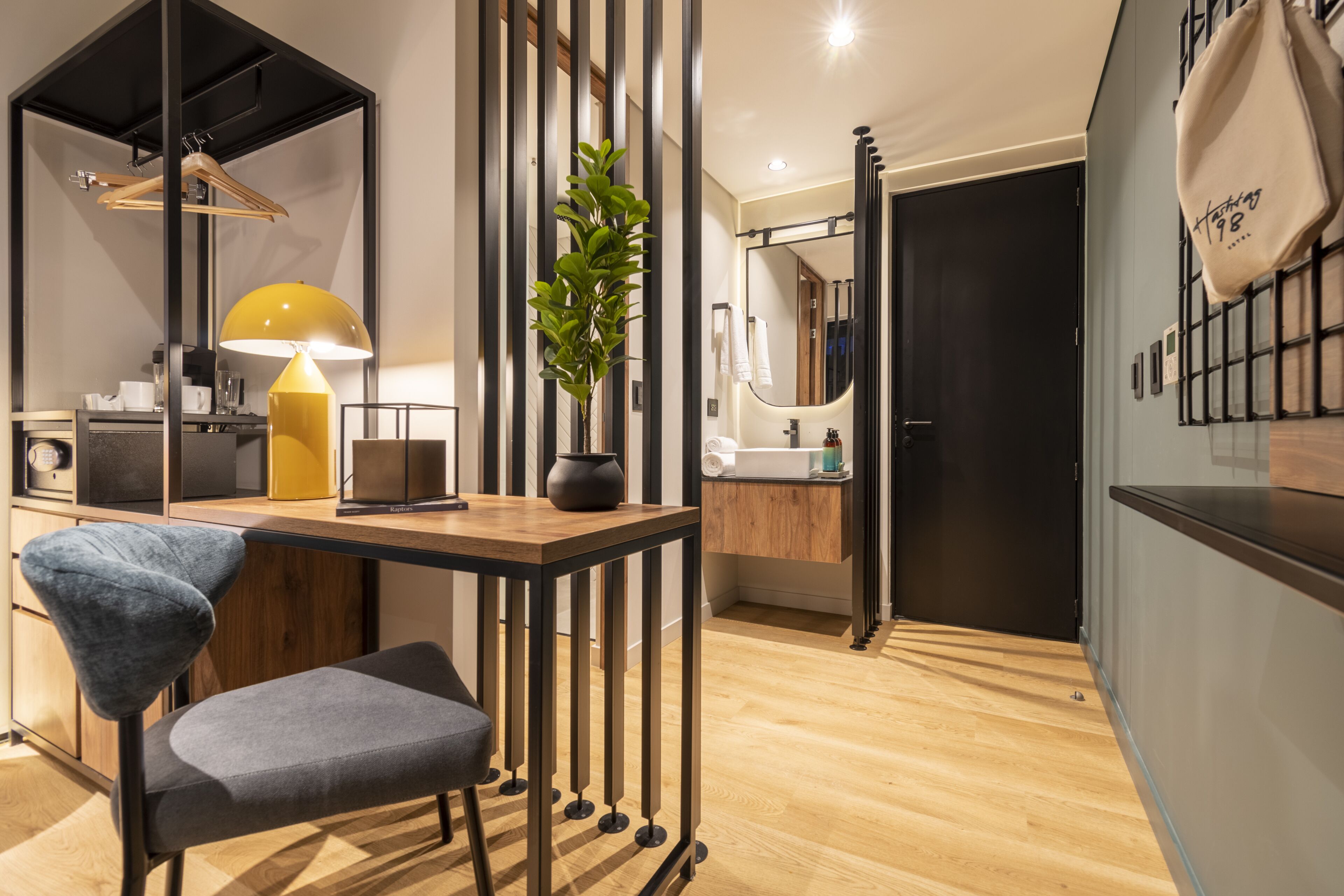 habitación m estándar con balcón | bathroom | shower, rainfall showerhead, hair dryer, towels