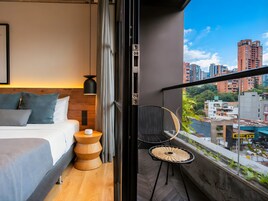 Habitación M Estándar con balcón | Premium bedding, in-room safe, blackout drapes, free WiFi
