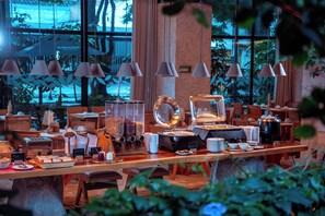 Desayuno buffet diario (COP 50000 por persona)