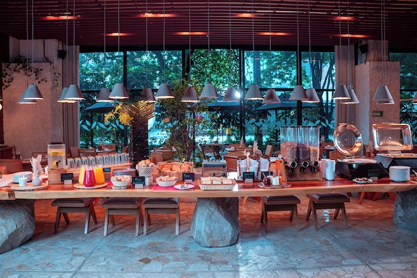 Desayuno buffet diario (COP 45000 por persona)