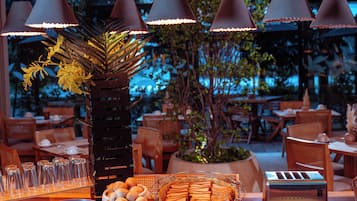 Petit déjeuner buffet servi tous les jours en supplément