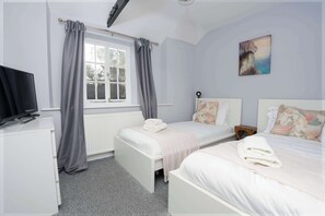 3 bedrooms, desk, iron/ironing board, travel crib